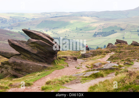 Eine Frau auf ihr Pferd auf die Kakerlaken Staffordshire Stockfoto