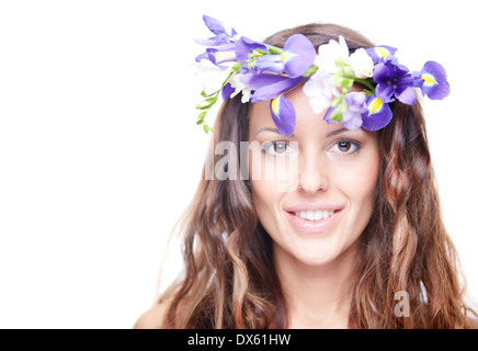 Isolierte Porträt einer jungen attraktiven Frau mit Blumen im Haar Stockfoto