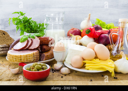 Komposition mit Lebensmittel wie Milchprodukte, Gemüse, Obst und Fleisch Stockfoto