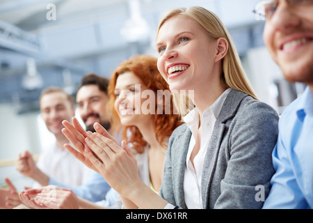 Eine Geschäftsfrau in der Sitzung am Vordergrund applaudieren in Nahaufnahme Stockfoto