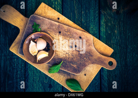 Schneidebretter und Gewürzen auf Holztisch Stockfoto