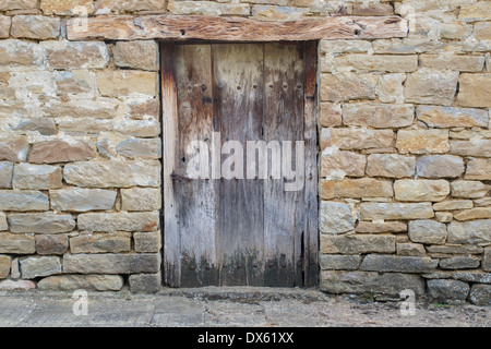 Detail der Steinmauer und Holztüren am alten Bahnhof in Lansdale