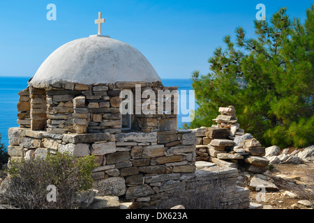 Kleine griechische Kapelle am Rand einer Klippe auf der Insel Thassos, Griechenland. Stockfoto