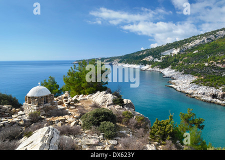 Kleine griechische Kapelle am Rand einer Klippe auf der Insel Thassos, Griechenland. Stockfoto