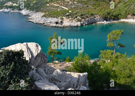 Das türkisfarbene Wasser des Ägäischen Meeres auf der Insel ot Thassos, Griechenland. Stockfoto