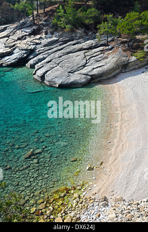 Das kristallklare Wasser von einer kleinen Bucht auf der Insel Thassos, Griechenland. Stockfoto