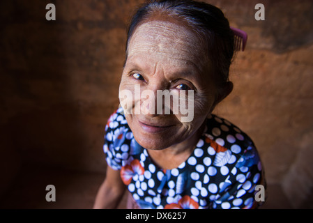 alte asiatische senior Frau in traditioneller Kleidung und Tanaka Top-down-Schuss Stockfoto