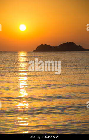 Wunderschönen goldenen Sonnenaufgang auf einer griechischen Insel im Mittelmeer. Stockfoto