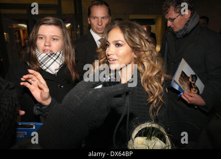 Jennifer Lopez und ihre Kinder Autogramme für die Fans vor ihr Konzert mit: Jennifer Lopez und ihr Kinder wo: Prag Stockfoto