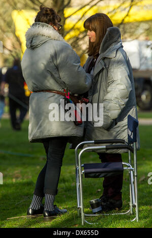 CARDIFF, VEREINIGTES KÖNIGREICH. 18. März 2014. Die Besetzung von BBC Doctor Who sind Dreharbeiten in Bute Park im Zentrum Stadt gesichtet. Im Bild: Jenna Coleman (rechts). Bildnachweis: Polly Thomas / Alamy Live News Stockfoto