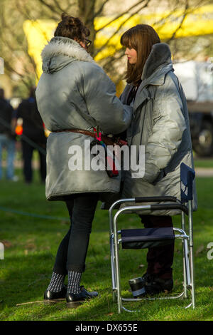 CARDIFF, VEREINIGTES KÖNIGREICH. 18. März 2014. Die Besetzung von BBC Doctor Who sind Dreharbeiten in Bute Park im Zentrum Stadt gesichtet. Im Bild: Jenna Coleman (rechts). Bildnachweis: Polly Thomas / Alamy Live News Stockfoto