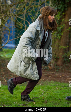 CARDIFF, VEREINIGTES KÖNIGREICH. 18. März 2014. Die Besetzung von BBC Doctor Who sind Dreharbeiten in Bute Park im Zentrum Stadt gesichtet. Im Bild: Jenna Coleman Credit: Polly Thomas / Alamy Live News Stockfoto