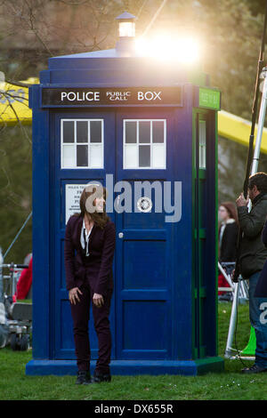 CARDIFF, VEREINIGTES KÖNIGREICH. 18. März 2014. Die Besetzung von BBC Doctor Who sind Dreharbeiten in Bute Park im Zentrum Stadt gesichtet. Im Bild: Jenna Coleman (links) Credit: Polly Thomas / Alamy Live News Stockfoto