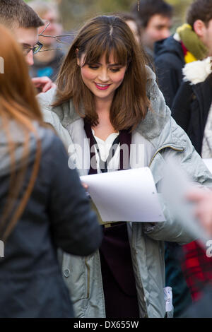 CARDIFF, VEREINIGTES KÖNIGREICH. 18. März 2014. Die Besetzung von BBC Doctor Who sind Dreharbeiten in Bute Park im Zentrum Stadt gesichtet. Im Bild: Jenna Coleman mit Fans Credit: Polly Thomas / Alamy Live News Stockfoto