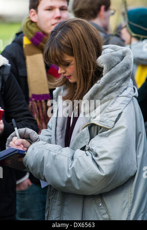 CARDIFF, VEREINIGTES KÖNIGREICH. 18. März 2014. Die Besetzung von BBC Doctor Who sind Dreharbeiten in Bute Park im Zentrum Stadt gesichtet. Im Bild: Jenna Coleman mit Fans Credit: Polly Thomas / Alamy Live News Stockfoto