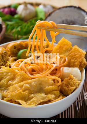 Curry Laksa ist eine beliebte traditionelle scharfe Nudelsuppe aus der Peranakan Kultur in Malaysia und Singapur Stockfoto