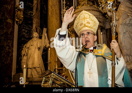 Valencia, Spanien. 18. März 2014: Der Erzbischof von Valencia, Carlos Osoro feiert eine Zeremonie nach der Blume Angebot beendet wurde. Bildnachweis: Matthi/Alamy Live-Nachrichten Stockfoto
