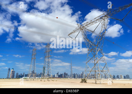 Skyline von Dubai mit Hochspannungs-Übertragung Strommasten in Vereinigte Arabische Emirate Stockfoto