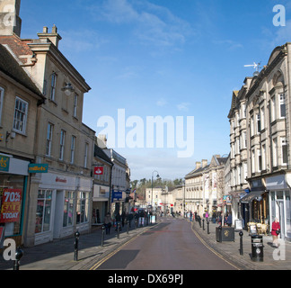 Geschäfte und Shopping in der Hauptstraße der Stadt Chippenham, Wiltshire, England Stockfoto