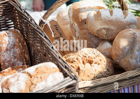 Selbstgebackenes Brot von handwerklichen Backbetrieben zum Verkauf auf einem Bauernmarkt in brotkörben Abschaltdruck Stockfoto