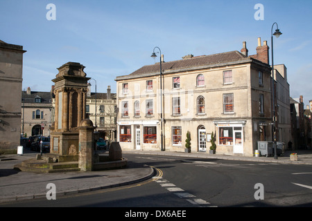 Historische Steingebäude im Stadtzentrum von Chippenham, Wiltshire, England Stockfoto