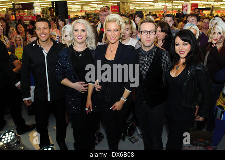 Lee Evans-Latchford, Claire Richards, Faye Tozer, Ian Watkins aka H und Lisa Scott-Lee der Schritte Schritte Tanz-a-Thon - Guinness-Weltrekord Versuch, Sainsburys, Crayford. Kent, England - 31.10.12 wo: Kent, Vereinigtes Königreich bei: 31. Oktober 2012 Stockfoto