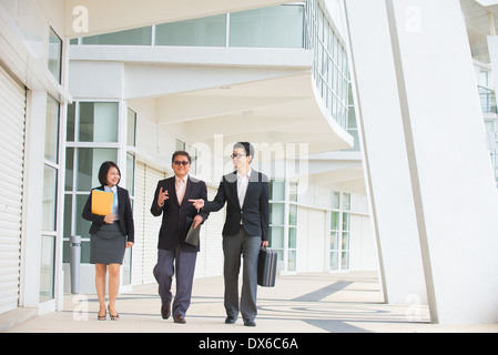 Asien-Geschäftsteam Wandern in Office-Hintergrund Stockfoto