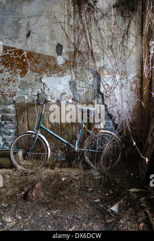 Das Fahrrad eines alten Kindes wurde in einer Scheune, Großbritannien, aufgegeben Stockfoto