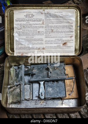 Eine Dose mit Verbandskasten, gefüllt mit alten Mausfallen, die in einer alten Werkstatt in Großbritannien gefunden wurde Stockfoto