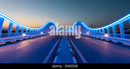 Moderne architektonische beleuchtete Brücke in Meydan Racecourse in Dubai Vereinigte Arabische Emirate Stockfoto