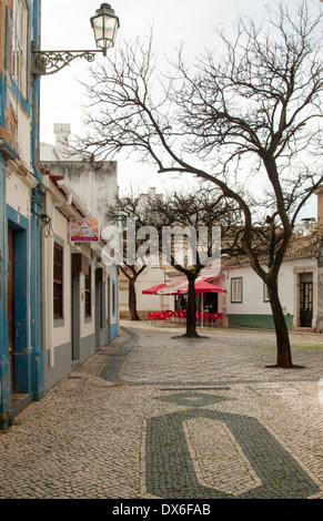 Traditionelle Mosaik gefliesten Straße in der Altstadt von Lagos, Portugal Stockfoto