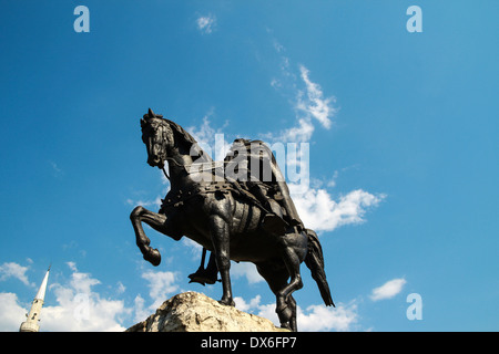 Statue albanischen Nationalhelden George Kastrioti Skanderbeg auf seinem Pferd in den wichtigsten Platz von Tirana, der Hauptstadt von Albanien Stockfoto