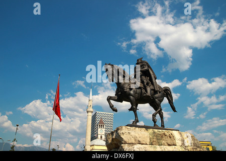 Statue albanischen Nationalhelden George Kastrioti Skanderbeg auf seinem Pferd in den wichtigsten Platz von Tirana, der Hauptstadt von Albanien Stockfoto