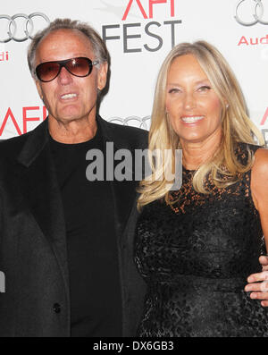 Peter Fonda; Margaret DeVogelaere "Hitchcock" Weltpremiere - AFI FEST 2012 präsentiert von Audi, abgehaltenen Graumans Chinese Theatre Hollywood, Kalifornien - 01.11.12 Featuring: Peter Fonda, Margaret DeVogelaere Where: Hollywood, Kalifornien, USA als: 1. November 2012 Stockfoto