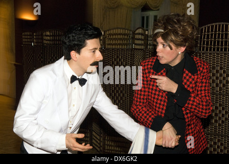 Tribut Schauspielerin spielt die bossy Frau von Basil Sybil uebergeschwappt Kellner manuel aus dem bbcs Fawlty Towers Stockfoto