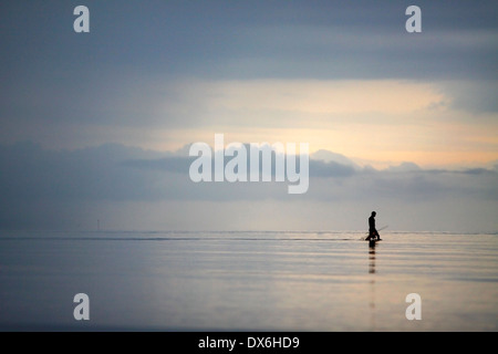 Afrikanische Fischer zu Fuß ins Meer, Unterwasser, Angeln zu gehen Mosambik. Stockfoto