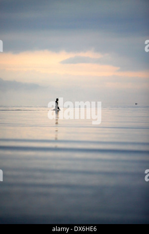 Afrikanische Fischer zu Fuß ins Meer, Unterwasser, Angeln zu gehen Mosambik. Stockfoto