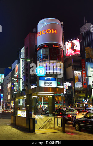 Nachtaufnahme von Gebäuden und Lichter in Ginza, Tokio, Japan Stockfoto