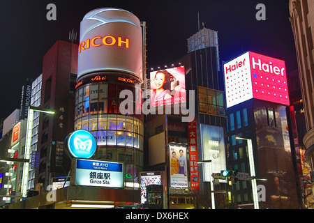 Nachtaufnahme von Gebäuden und Lichter in Ginza, Tokio, Japan Stockfoto