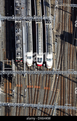 Luftbild des Bahnhofs mit japanischen Zügen, Tokyo, Japan Stockfoto