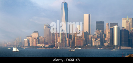 Panoramablick vom Brooklyn Cruise Terminal auf Governors Island in Richtung Downtown Manhattan, New York Stockfoto