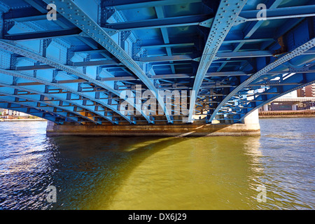 Brücke über den Sumida-Fluss in Asakusa, Tokio, Japan Stockfoto