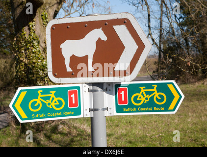 Zeichen für den Radweg und auf Suffolk Punch Pferd Touristenattraktion von Easton Farm Park bei Hoo, Suffolk, England Stockfoto