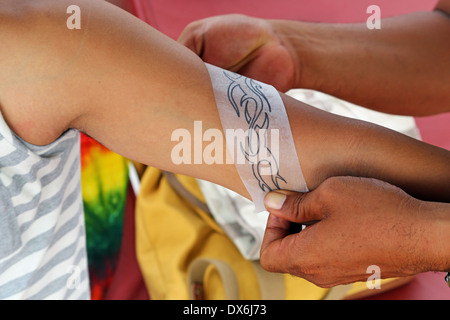 Tattoos für Touristen. Temporäre Henna Tattoo angewendet wird, Legian Beach, Denpasar, Bali, Indonesien Stockfoto