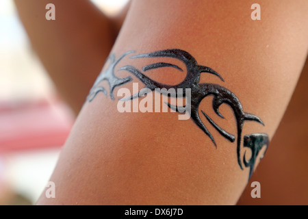 Tattoos für Touristen. Temporäre Henna Tattoo angewendet wird, Legian Beach, Denpasar, Bali, Indonesien Stockfoto