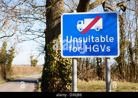 Zeichen zeigen Straße ungeeignet für Lastkraftwagen an Hoo, Suffolk, England Stockfoto