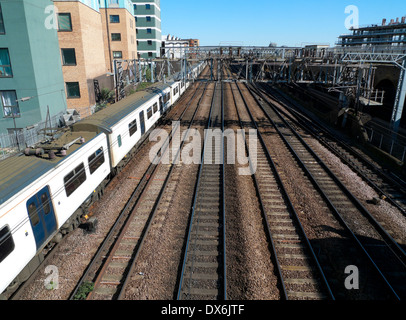 Zug und Bahn in der Nähe der Brick Lane in Shoreditch East End London England UK KATHY DEWITT Stockfoto