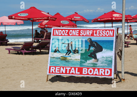 Surfen Sie Lektion und Board Verleih Zeichen, touristischen Aktivitäten am Legian Beach, Denpasar, Bali, Indonesien Stockfoto