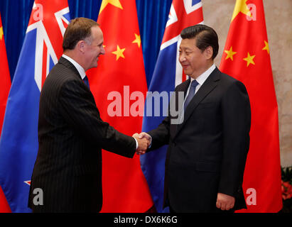 Peking, China. 19. März 2014. Chinese President Xi Jinping (R) trifft sich mit einem Besuch Neuseelands Premierminister John Key in Peking, Hauptstadt von China, 19. März 2014. John Key zahlt einen Arbeitsbesuch in China vom 18. März bis 20 auf Einladung der chinesische Ministerpräsident Li Keqiang. Bildnachweis: Ju Peng/Xinhua/Alamy Live-Nachrichten Stockfoto