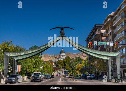 Utah State Capitol, gesehen in Ferne hinter Tor auf der State Street, Downtown Salt Lake City, Utah, USA Stockfoto